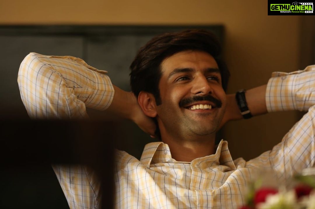 Kartik Aaryan Instagram - #ChintuTyagi aap sab ka reaction dekh ke bohot khush ho rahe hain 🥰 #PatiPatniAurWoh #Trailer 👫💃🏻