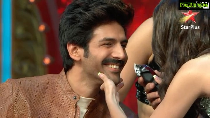 Kartik Aaryan Instagram - Mooch Mooch hota hai Tum nahi samjhogi !! ✂️😭💃🏻👫@ananyapanday @bhumipednekar #NachBaliye9 at 8 pm tonight only on @starplus 📺 #PatiPatniAurWoh #ChintuTyagiKaMoochMundan