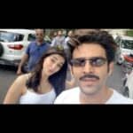 Kartik Aaryan Instagram - Violence vali umar ho gayi ladki ki ✌🏻 Happy 31st @ananyapanday 💃🏻💥