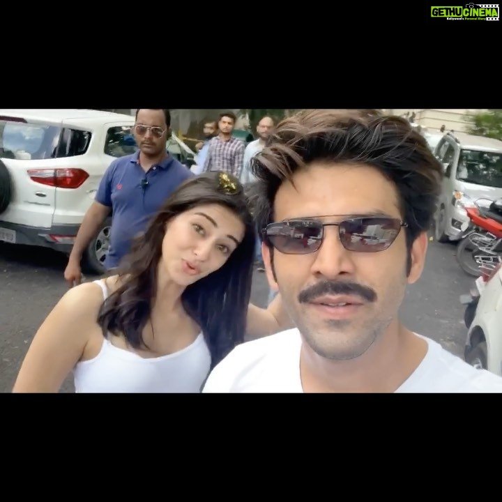 Kartik Aaryan Instagram - Violence vali umar ho gayi ladki ki ✌🏻 Happy 31st @ananyapanday 💃🏻💥