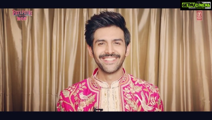 Kartik Aaryan Instagram - Jaise #ChintuTyagi ke pass do do Laxmi hain 😇👫💃🏻 Is Diwali Aapke Ghar bhi Bohot Saari Laxmi Aayein Happy Diwali n Lots Of Love from the Team of #PatiPatniAurWoh 💥😁 @bhumipednekar @ananyapanday @mudassar_as_is @junochopra @tseries.official