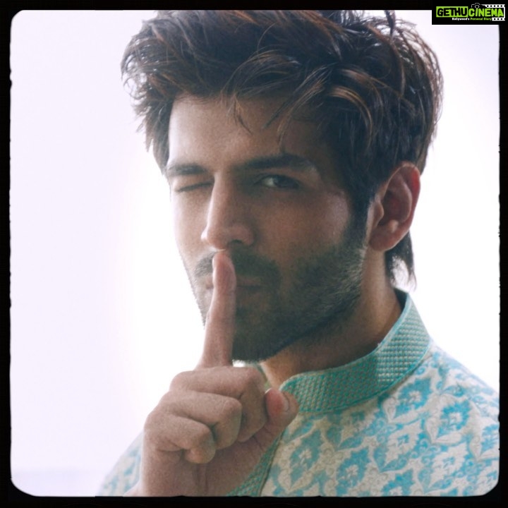 Kartik Aaryan Instagram - Hello ji Festive season shuru Taiyaar ho jaiyein #ManyavarxKartik ❤️
