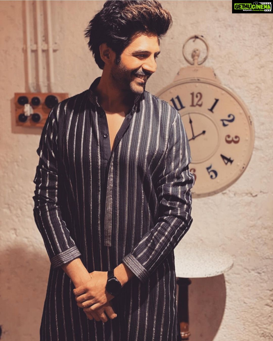 Kartik Aaryan Instagram - Festive season begins 🔥 Estoy listo 😏