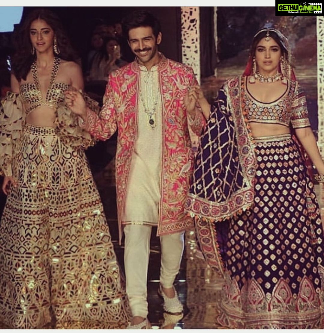 Kartik Aaryan Instagram - A Rare Picture of Happy Pati With Patni aur Woh Together πΊπ»π @bhumipednekar @ananyapanday #PatiPatniAurWoh π«ππ» Last Nyt π₯ @abujanisandeepkhosla π₯