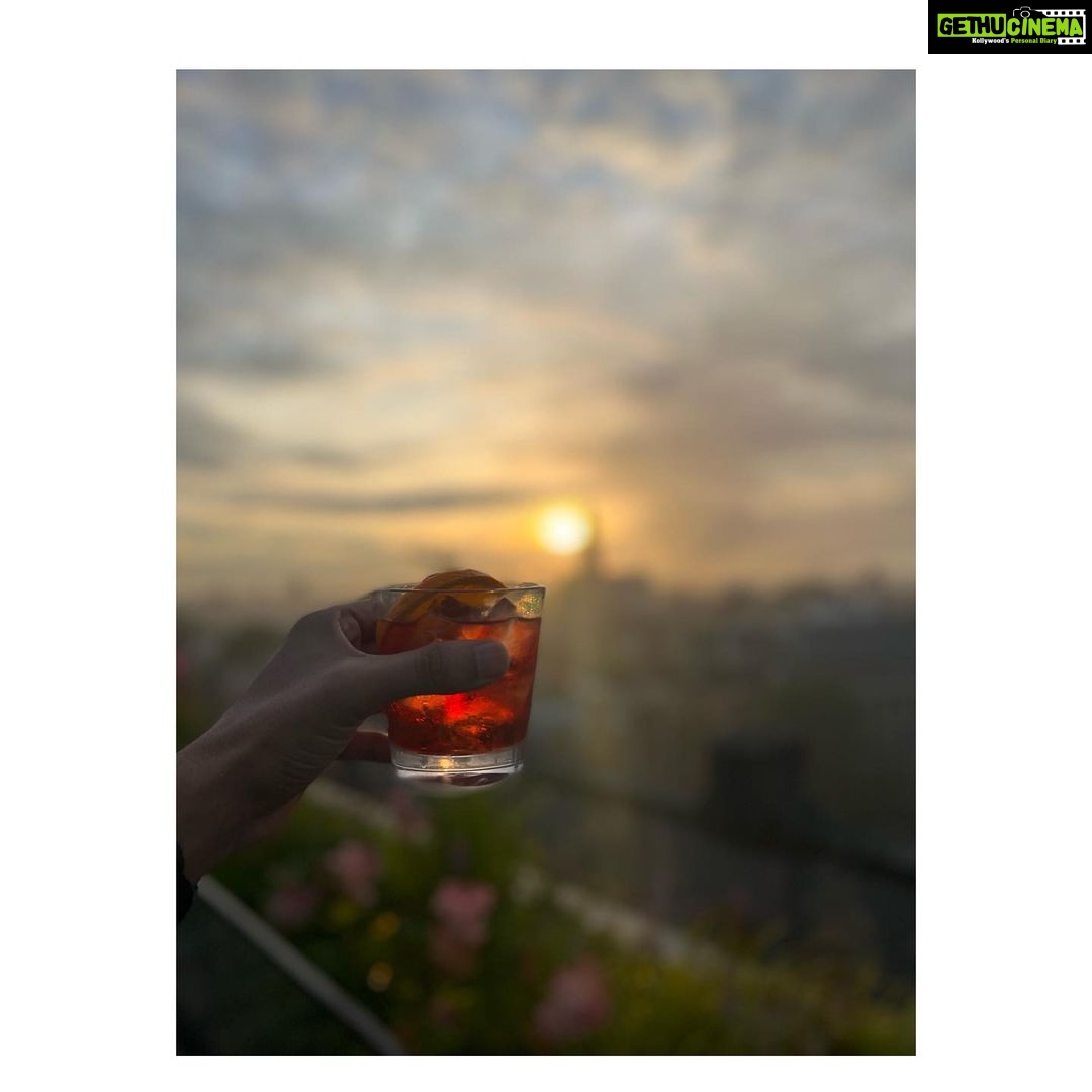 Kartik Aaryan Instagram - From fun sets to sunsets #Team ❤️