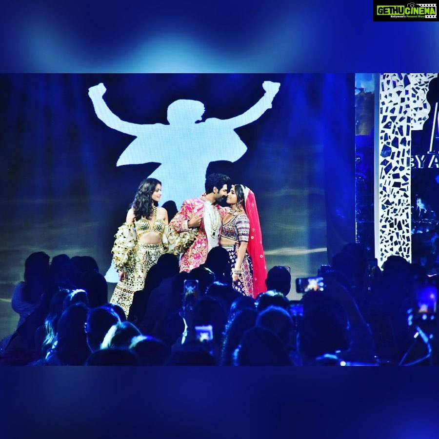 Kartik Aaryan Instagram - πΈπ»ππΈπ» #PatiPatniAurWoh π«ππ» Thank you @abujanisandeepkhosla for an epic night π₯