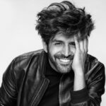 Kartik Aaryan Instagram - Tomorrow 11 am 🤫 👫💃🏻