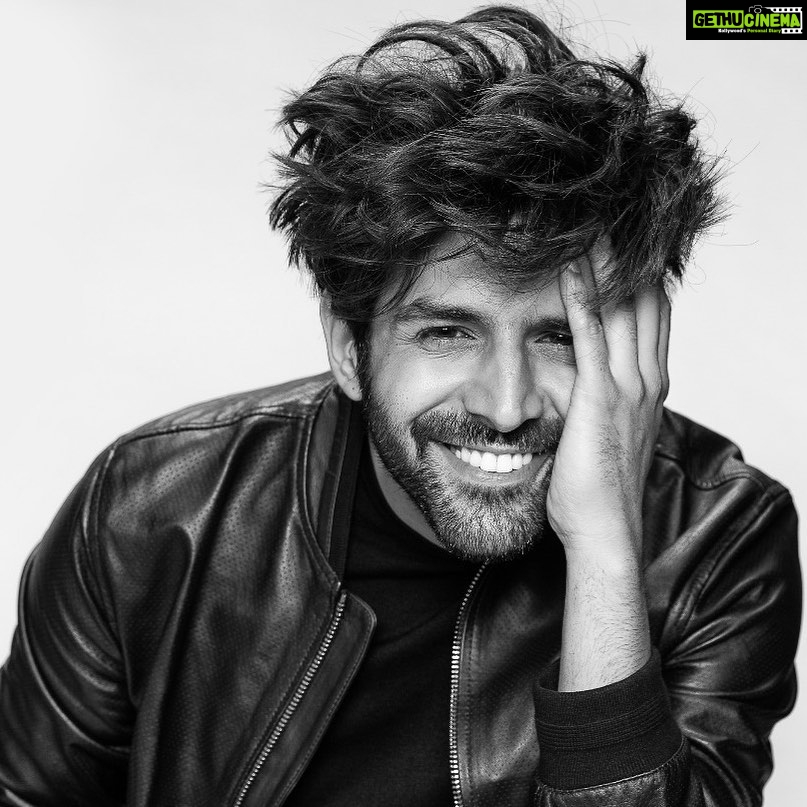 Kartik Aaryan Instagram - Tomorrow 11 am 🤫 👫💃🏻