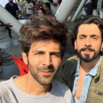 Kartik Aaryan Instagram - Sonu ke Titu aa rahe hain #ChintuTyagi se milne..🤟🏻😁 #PatiPatniAurWoh mein 😎 @mesunnysingh 🎬👬 Tera yaar hoon main 💜