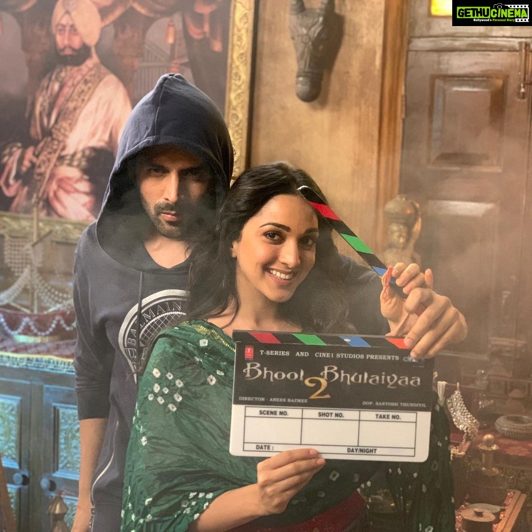 Kartik Aaryan Instagram - शुभारंभ! #BhoolBhulaiyaa2 🙏🏻 💀🔥 @kiaraaliaadvani 🤫🎬 @aneesbazmee @bhushankumar @muradkhetani