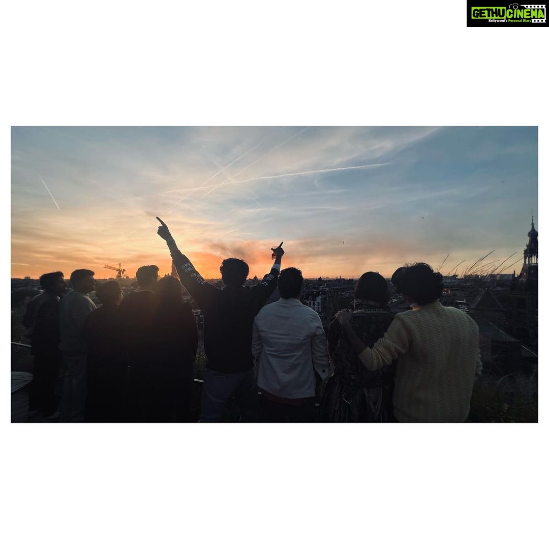 Kartik Aaryan Instagram - From fun sets to sunsets #Team ❤️