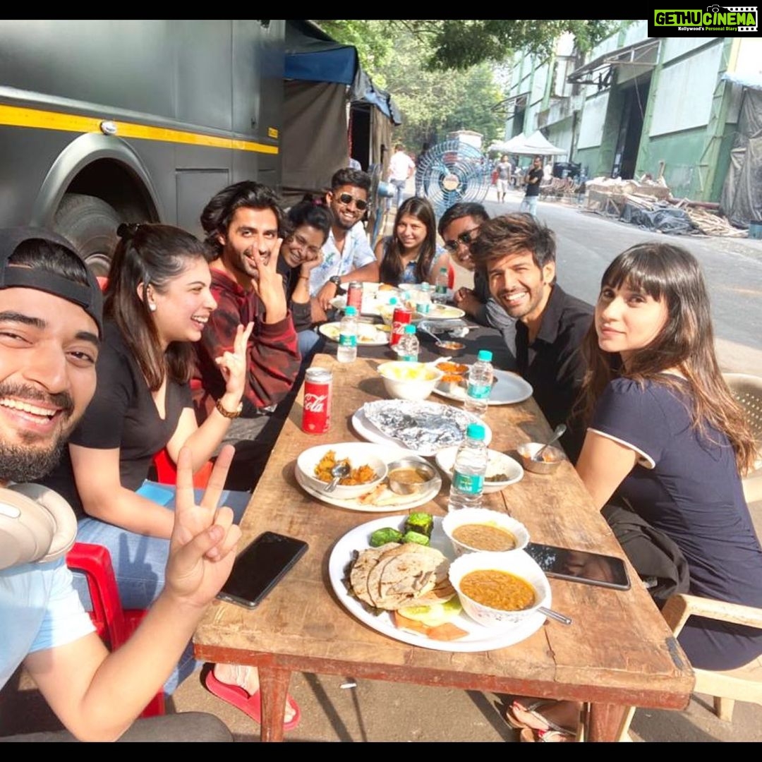 Kartik Aaryan Instagram - Team Brunch with the dream bunch 😋 #SundayBrunch #WorkingSunday 😤