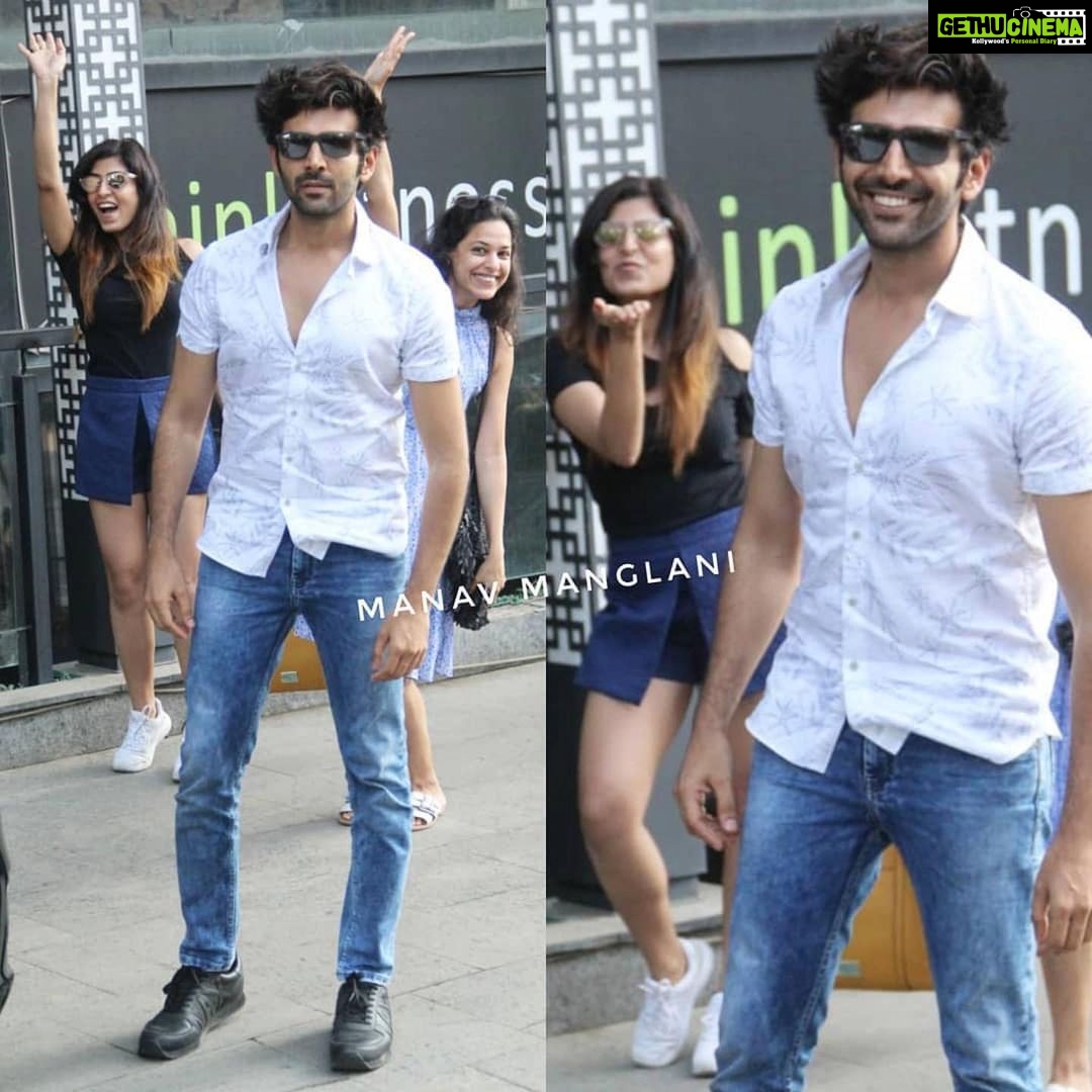 Kartik Aaryan Instagram - Photo 💣 ✌🏻❤️ . #Repost @manav.manglani When Crazy Fans PhotoBomb their Favorite Star 😝😝😂 #KartikAaryan snapped in Mumbai today #photooftheday #ManavManglani