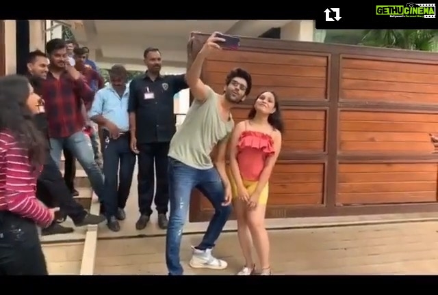 Kartik Aaryan Instagram - Humbled ❤️🙏🏻 #Repost @filmfare A fan’s love knows no boundaries! Check out this video of a @kartikaaryan fan proposing the actor.