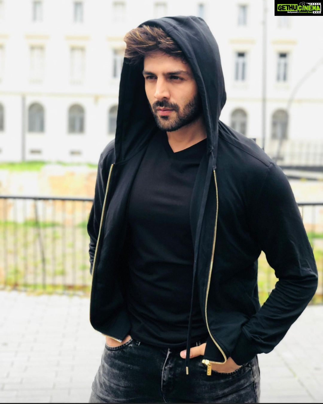 Kartik Aaryan Instagram - Ran Outta Captions 😏