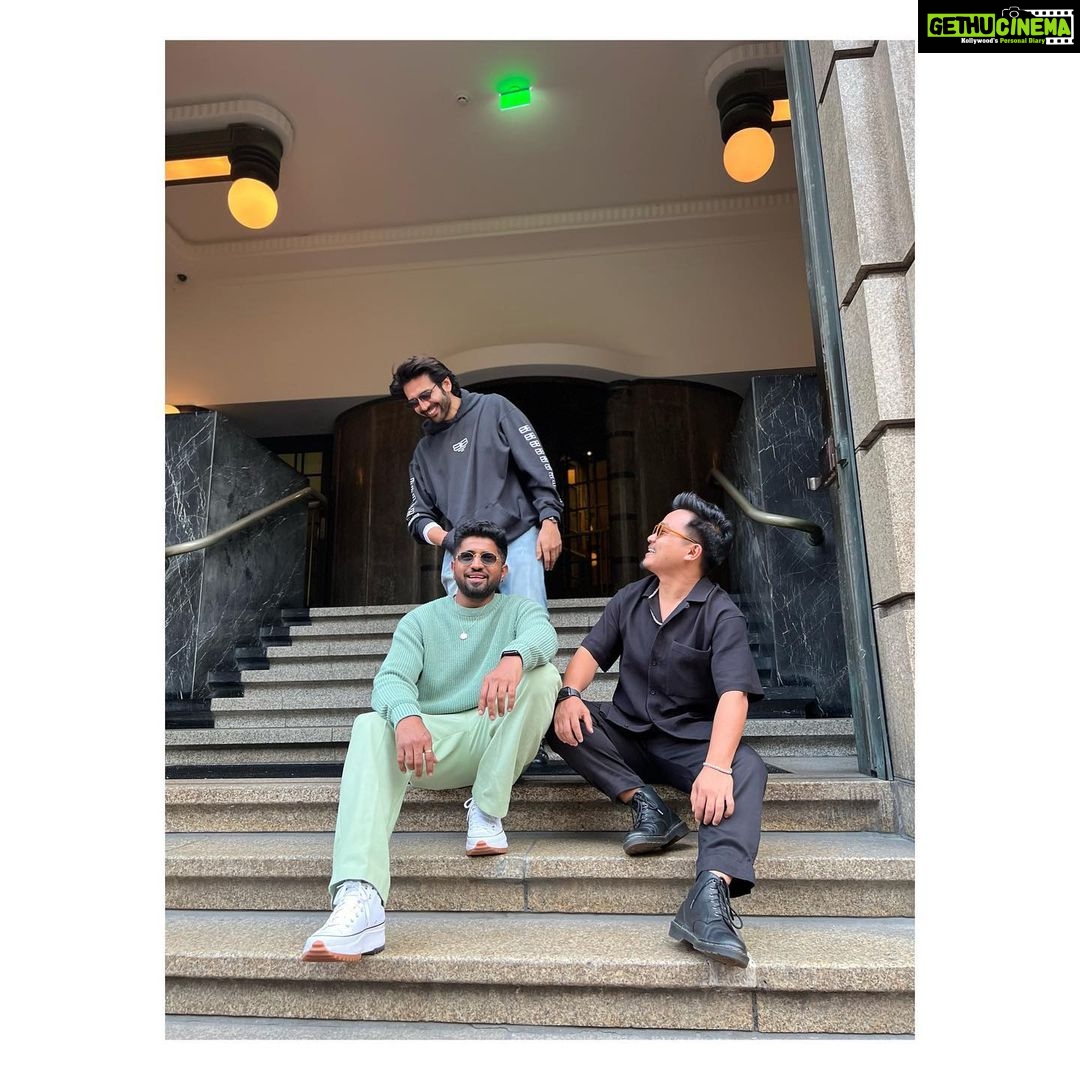 Kartik Aaryan Instagram - From fun sets to sunsets #Team ❤️