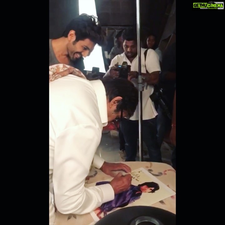 Kartik Aaryan Instagram - आज खुश तो बहुत होगे तुम !!😏 Die hard fan moment!! Standing next to the legend, @amitabhbachchan Sir and watching him sign an autograph for me... ☺! Had such a wonderful time shooting with you sir but ab ये दिल मांगे मोर...🤟🏻👐🏻 Love you Sir❤