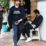 Kartik Aaryan Instagram - Spotted 📸 #DanishDynamite 🔥 @hummelindia #Repost @instantbollywood Heartthrob Kartik Aaryan clicked post his dance rehearsals in the Suburbs❤ @hummelsport #hummel