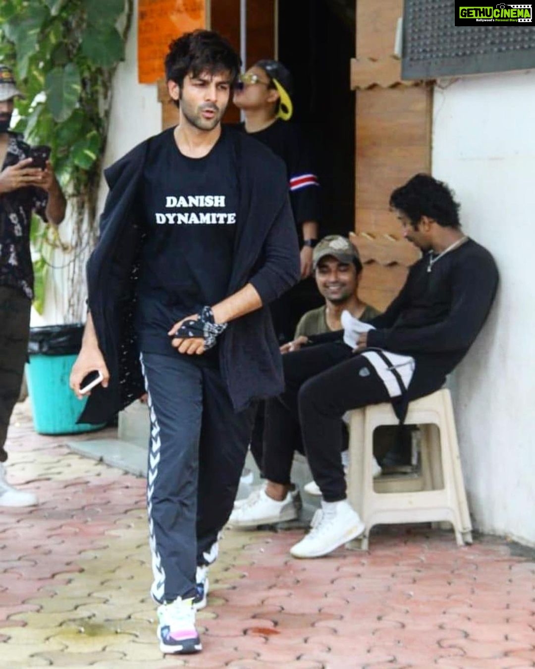 Kartik Aaryan Instagram - Spotted 📸 #DanishDynamite 🔥 @hummelindia #Repost @instantbollywood Heartthrob Kartik Aaryan clicked post his dance rehearsals in the Suburbs❤ @hummelsport #hummel