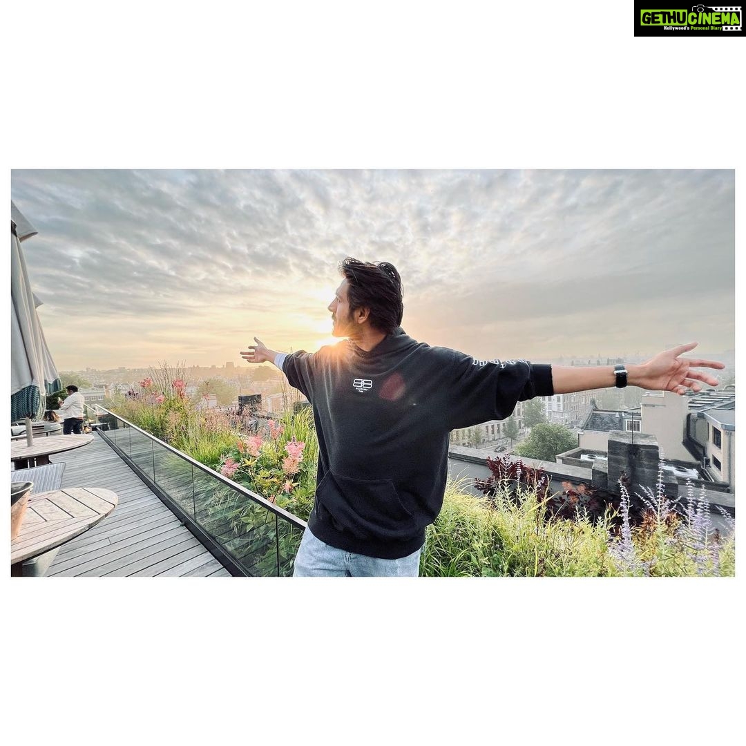 Kartik Aaryan Instagram - From fun sets to sunsets #Team ❤️