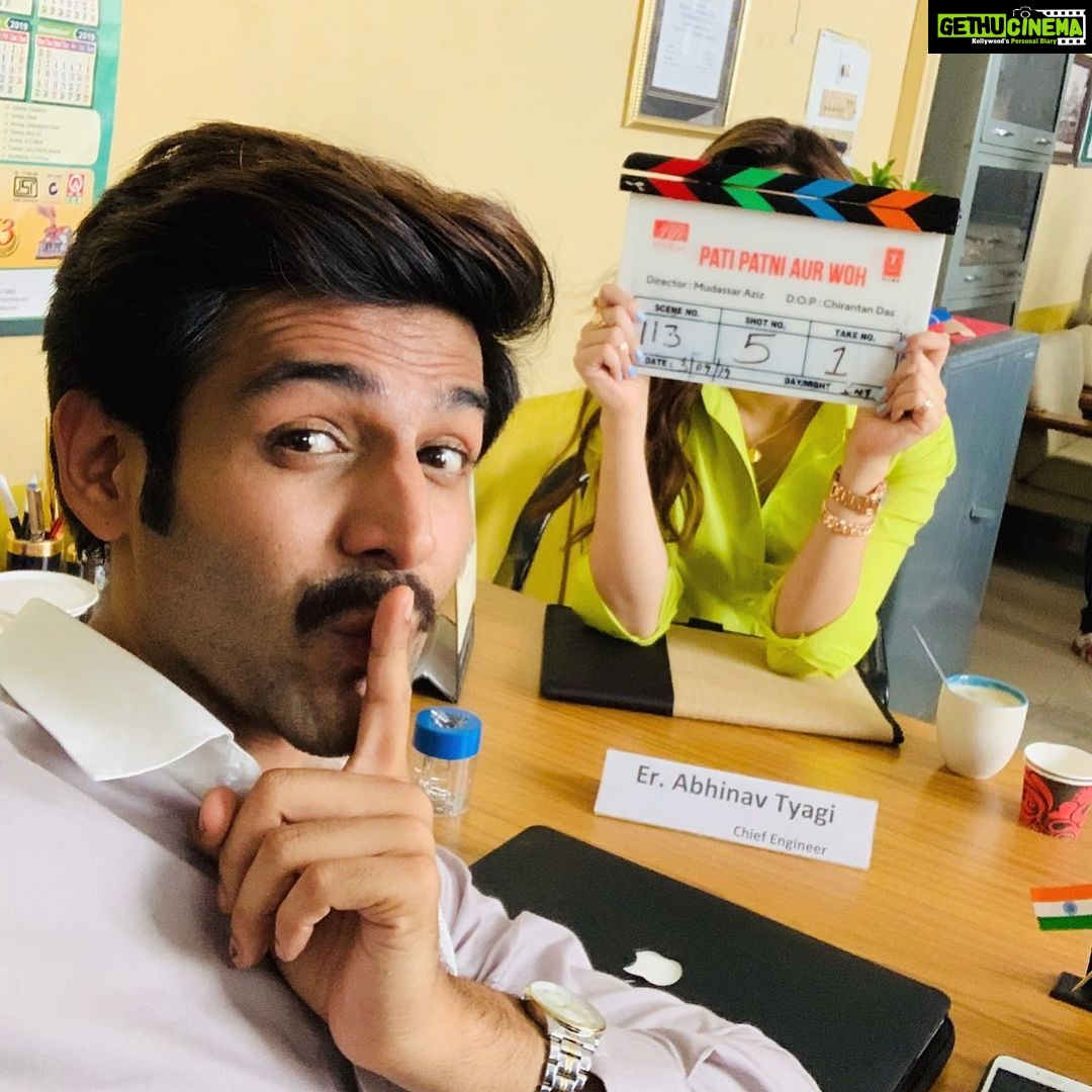 Kartik Aaryan Instagram - Aaj shoot karne ek special mehmaan aayi hain!! Guess who is here to play HideNSeek with #ChintuTyagi 🤫❤ #PatiPatniAurWoh