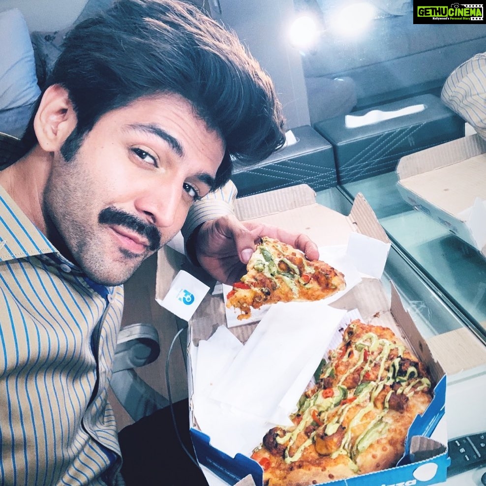Kartik Aaryan Instagram - When Patni wants foodie Pati to look fit😂 Thank you @bhumipednekar for sending pizzas 🍕 😋 Full on diet chal rahi hai Lucknow mein !! #PatiPatniAurWoh