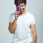 Kartik Aaryan Instagram - Eating Chocolate or Being Chocolate 🤔 #ChocolateBoy 🔥 @cadburydairymilksilk