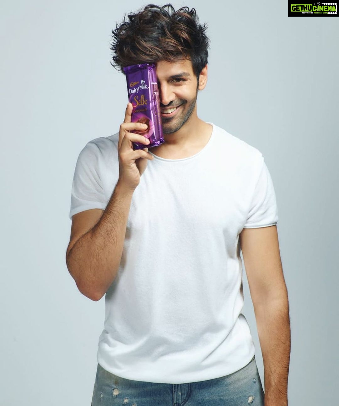 Kartik Aaryan Instagram - Eating Chocolate or Being Chocolate 🤔 #ChocolateBoy 🔥 @cadburydairymilksilk