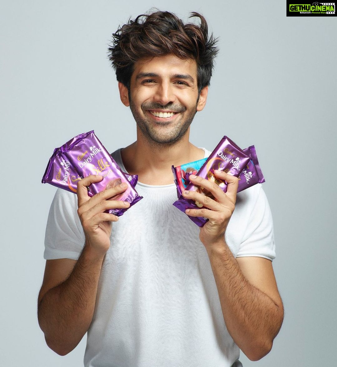 Kartik Aaryan Instagram - Officially a #ChocolateBoy now 😉🔥!!! . . Excited to be the face of my forever favourite chocolate #CadburySilk #DairyMilk ❤️😋 @cadburydairymilksilk #Silkaholic #KartikLovesSilk 🔥