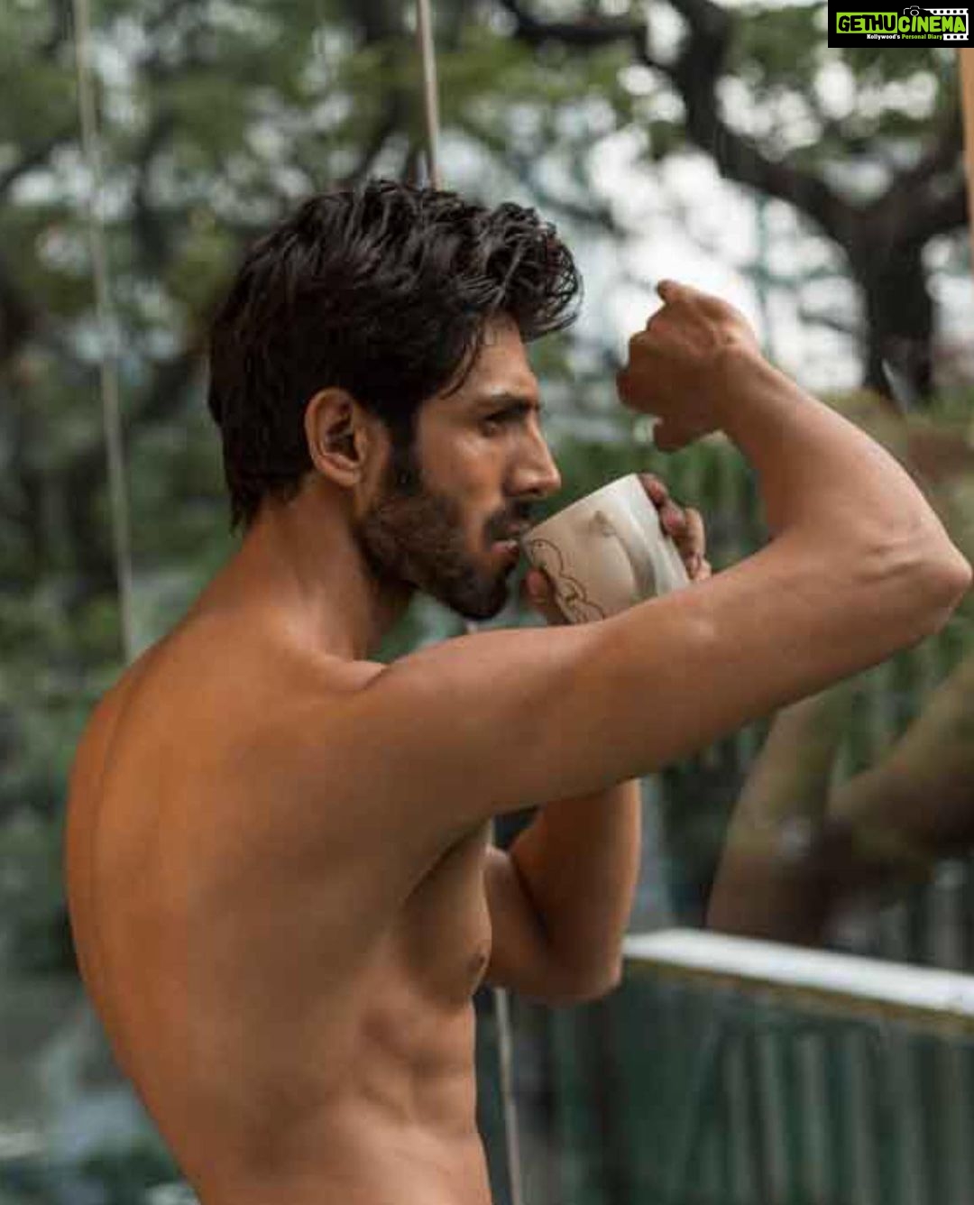 Kartik Aaryan Instagram - Bohot hui diet ..Excited for tomorrow 🤫 Hint- Lets have something sweet !! #ChocolateBoy 🔥 #Announcement #AnyGuesses 🤔