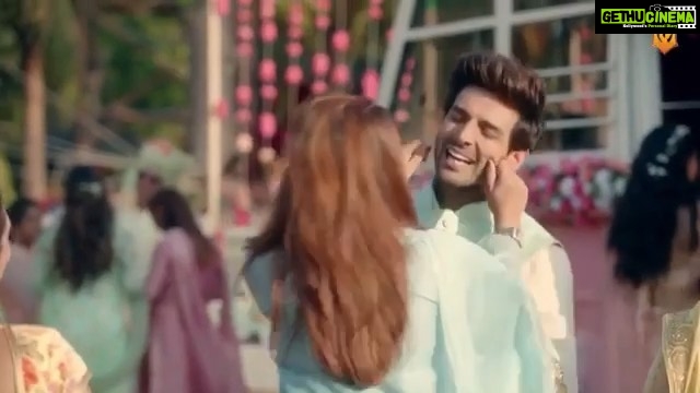 Kartik Aaryan Instagram - Bhabhi Gaal nahi 🙈#TaiyaarHoKarAaiye Shaadi ke season mein @manyavarmohey #Manyavar 🔥💫❤️🎉😁🎊