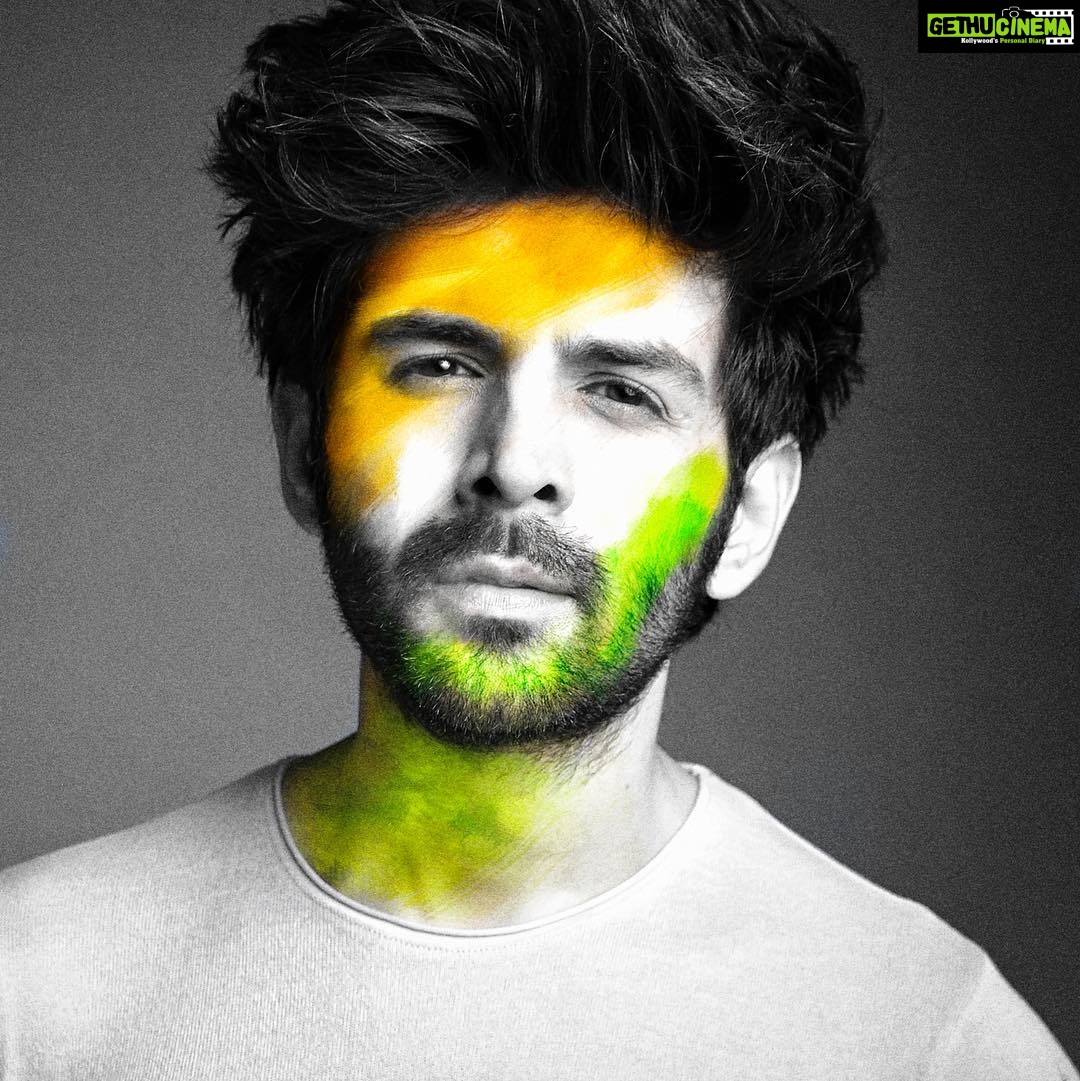 Kartik Aaryan Instagram - रंग आन बान शान का मेरे अभिमान का... जय हिन्द ! स्वतंत्रता दिवस की शुभकामनाएं