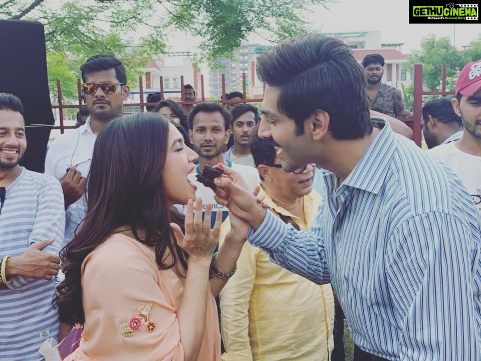 Kartik Aaryan Instagram - Janam din ki bohot bohot shubh kaamnaayein @bhumipednekar ji 🤗 Aur cake sirf photo ke liye tha Inhone nahi khaya 🤓