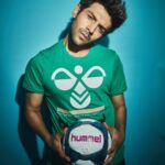 Kartik Aaryan Instagram - #KartikxHummel ⚽️ 😎