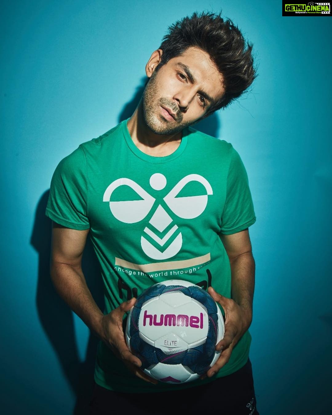 Kartik Aaryan Instagram - #KartikxHummel ⚽️ 😎