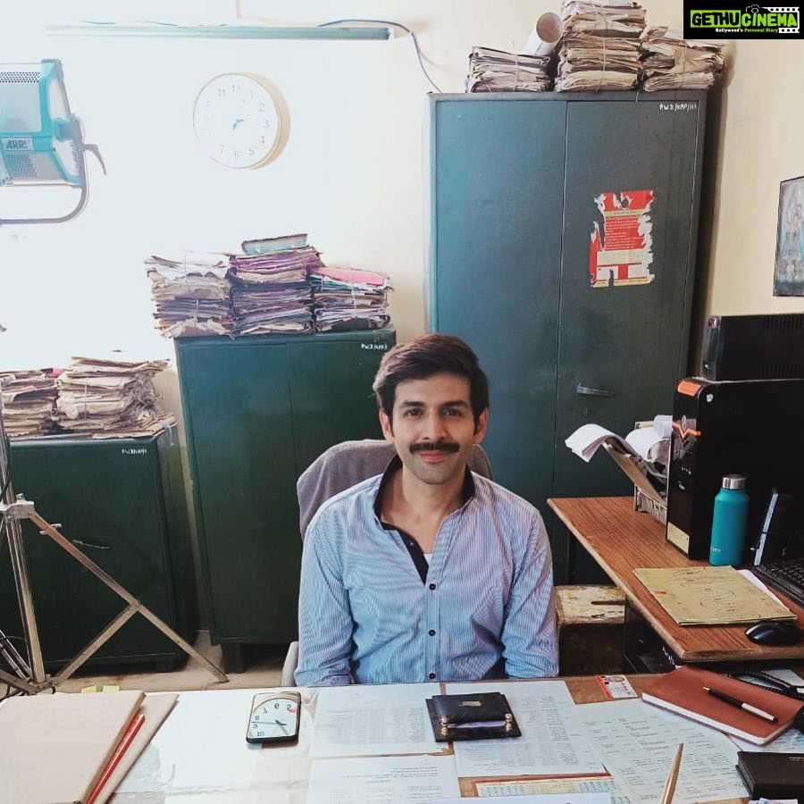 Kartik Aaryan Instagram - #ChintuTyagi 😎 . . Leaving behind one character... his world and getting into another character is painful yet a fun process. Perk of being an actor. You get to live so many lives in one life. #PatiPatniAurWoh ❤️🤫 Lucknow, Uttar Pradesh