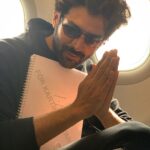 Kartik Aaryan Instagram - #ChintuTyagi chale #Lucknow !! ✈️ #PatiPatniAurWoh Kal se ❤️🤫 Mumbai Chatrapati Shivaji Aiport T1