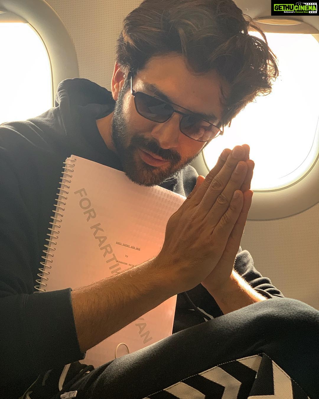 Kartik Aaryan Instagram - #ChintuTyagi chale #Lucknow !! ✈️ #PatiPatniAurWoh Kal se ❤️🤫 Mumbai Chatrapati Shivaji Aiport T1