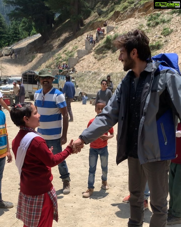 Kartik Aaryan Instagram - Playing around with my new bff Himachal Pradesh