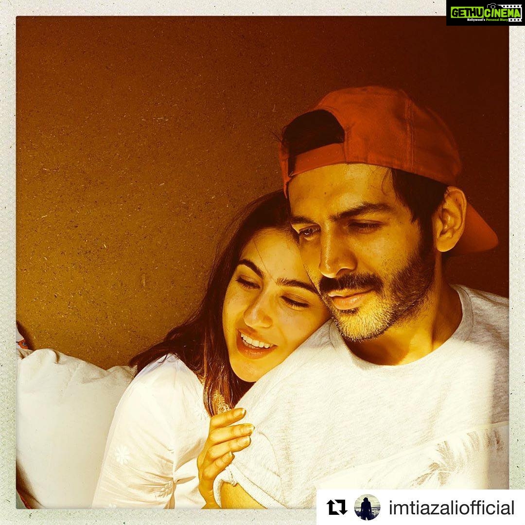 Kartik Aaryan - 1.5 Million Likes - #AajKal ❤️ 🙏🏻 ....
... #Repost @imtiazaliofficial
the oxygen that makes the film breathe #aajkal @saraalikhan95 @kartikaaryan (clicked during the first few readings of the film, before shoot began)