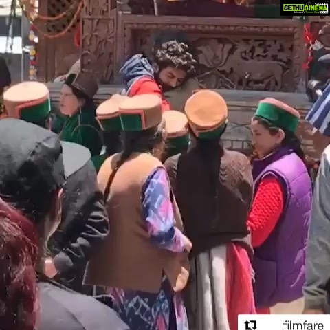 Kartik Aaryan Instagram - I Hate Tears ! Last shot of the film 🥺 @imtiazaliofficial ❤️🙏🏻 #Repost @filmfare Right in the feels! @kartikaaryan and @imtiazaliofficial hug it out after shooting the last scene of their next film. Himachal Pradesh
