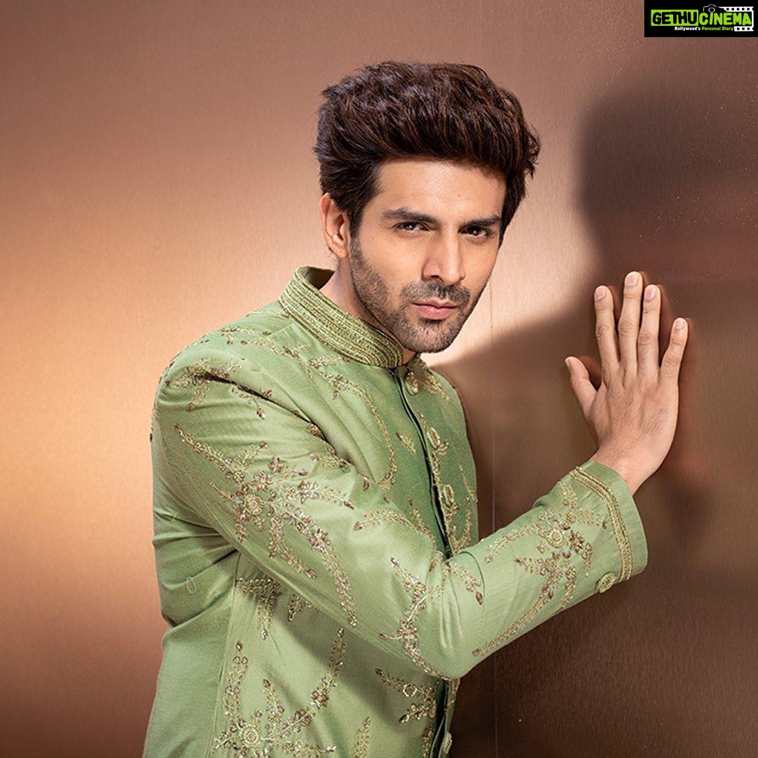 Kartik Aaryan Instagram - Manyavar Kartik Aaryan 😉😁 Excited to reveal myself as the face of #Manyavar 🙏🏻 😊 #Repost @manyavarmohey The #LukaChuppi is over! Now revealing, fashion’s most wanted - ‘Manyavar’ Kartik Aaryan ! #ManyavarKartikAaryan Himachal Pradesh