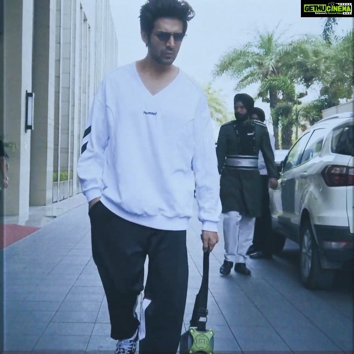 Kartik Aaryan Instagram - Mujikkkkk sunte raho !! 🎶 Happy #WorldMusicDay ❤️🤟🏻 Keep playing your favourite tracks on @boat.nirvana headphones n speakers. ;) #PlugIntoNirvana ❤️ Shimla