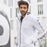 Kartik Aaryan Instagram - Grow through what you go through 😇🤟🏻😎