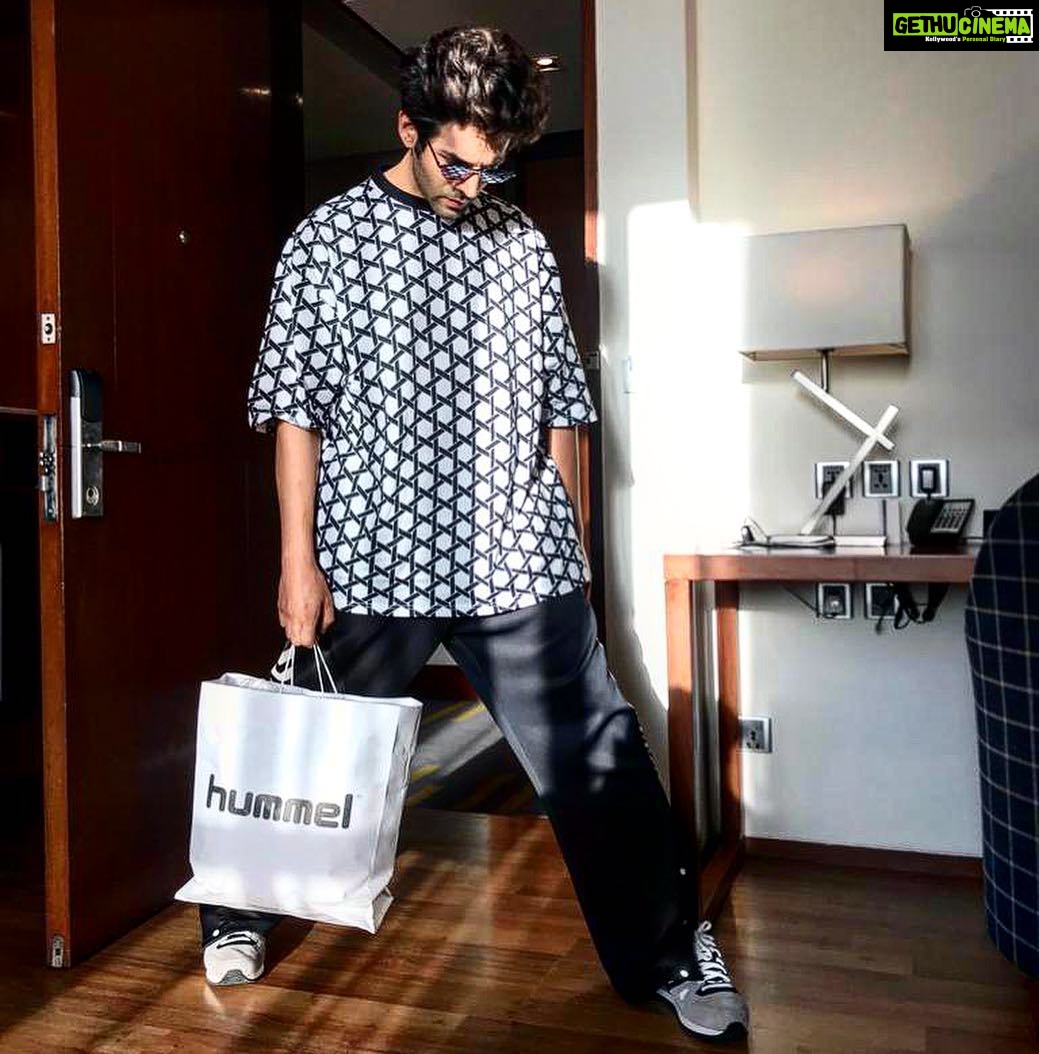 Kartik Aaryan Instagram - सत श्री अकाल #Amritsar #हमल लई तयार हों @hummelindia Lets do this 😎🤟🏻 Amritsar, Punjab