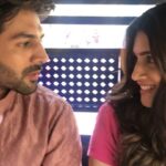 Kartik Aaryan Instagram - Is picture ka budget kam tha 😂😂 Profit kamaal ka tha bahut dil jeete isne ❤️🤫 Watch #LukaChuppi for the first time on television today at 12.30 pm @stargoldofficial 📺 ❤️ @kritisanon @laxman.utekar #Dineshvijan @aparshakti_khurana @pankajtripathi__