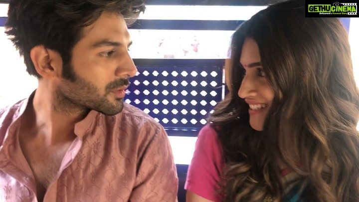 Kartik Aaryan Instagram - Is picture ka budget kam tha 😂😂 Profit kamaal ka tha bahut dil jeete isne ❤️🤫 Watch #LukaChuppi for the first time on television today at 12.30 pm @stargoldofficial 📺 ❤️ @kritisanon @laxman.utekar #Dineshvijan @aparshakti_khurana @pankajtripathi__