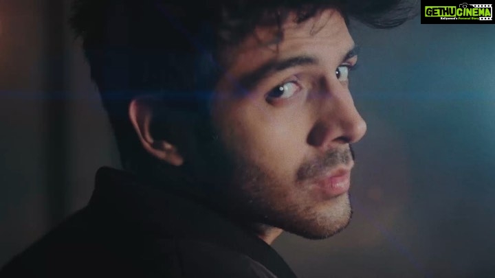 Kartik Aaryan Instagram - Hum #Hummel ko India le aaye ❤️⚽️🏃🏻♂️👟🐝 #KartikXHummel @hummelsport @hummelindia