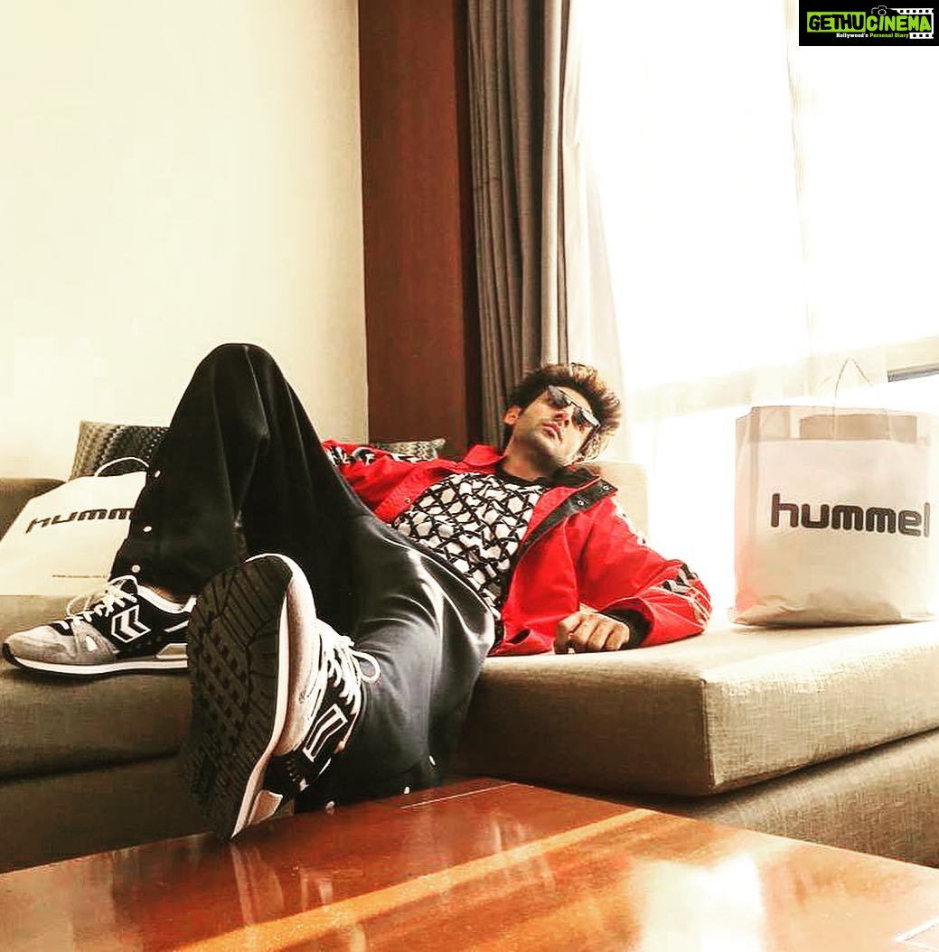 Kartik Aaryan Instagram - सत श्री अकाल #Amritsar #हमल लई तयार हों @hummelindia Lets do this 😎🤟🏻 Amritsar, Punjab