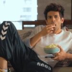 Kartik Aaryan Instagram - Life’s Good ❤️ ⚔️👑🗡 Starting a marathon of my favourite tv series with my new LG TV that has perfect picture quality n shows true blacks #LGOLEDTV #LGOLEDAITV #LGAITV